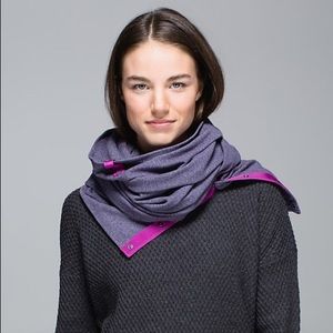 Lululemon scarf. Very versatile. GREAT CONDITION!